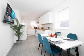 Brand New Luxury 6 En-Suite Bedroom Apartment! Smart TVs, Wifi, TOP RATED